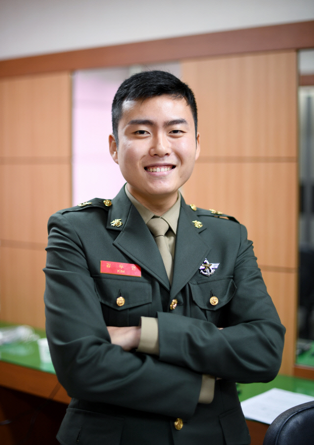 카메라와 마이크 들고 펼치는 또 하나의 군사작전