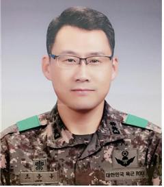 [조 용 옥 국방광장] 짧은 검을 들고 서서