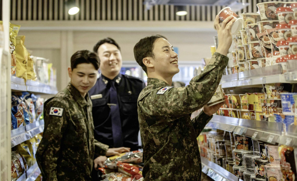 제복 장병, 영외 마트 우선 입장·결제