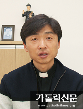 산불 피해자 돌보는 춘천교구 속초 동명동본당 조영수 신부 