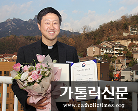제15회 청소년푸른성장대상 받은 ‘가톨릭아동청소년재단’ 사무총장 최인비 신부
