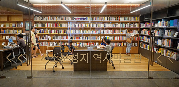 아이와 즐기기 좋은 신앙서적 갖춘 도서관