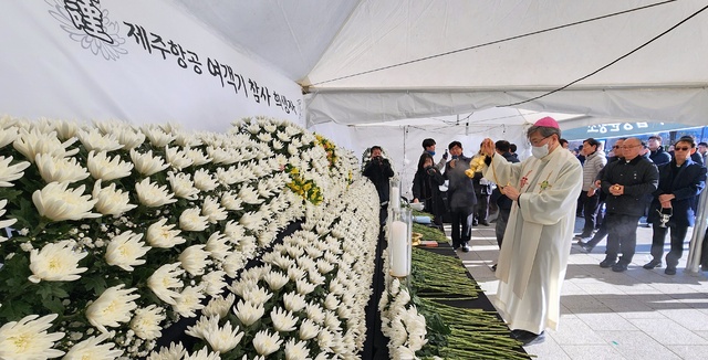 옥현진 대주교, ‘제주항공 여객기 참사’ 희생자 합동 분향소 참배