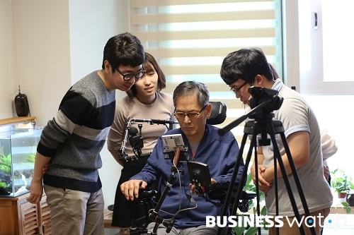 장애인도 스마트폰 편리하게 삼성전자, 두웰 앱 개발
