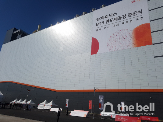 [더벨]SK하이닉스, M15 준공…장비입고까지 20조 투자