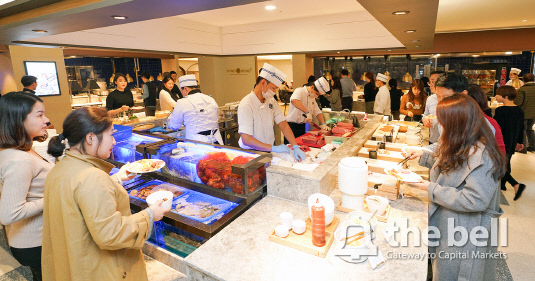 [더벨]신세계푸드, 외식사업 투트랙 전략 통했다