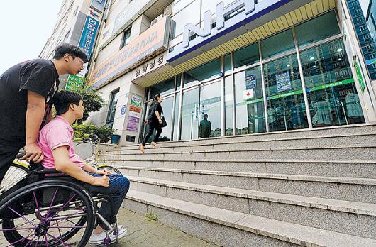 [현장 리포트]계단 때문에…장애인 안중에도 없어
