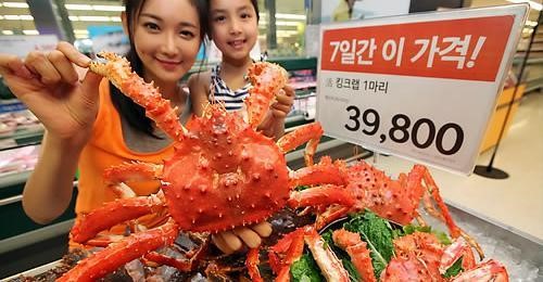 킹크랩 가격 폭락에 대형마트 반짝 할인… 한마리 값으로 두마리