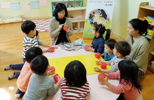 동녘도서관 오물락 조물락 놀이교실 운영