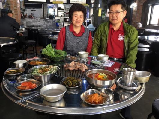[당찬 맛집을 찾아서] (145)서귀포시 강정동 흑돈 퍼주는 집