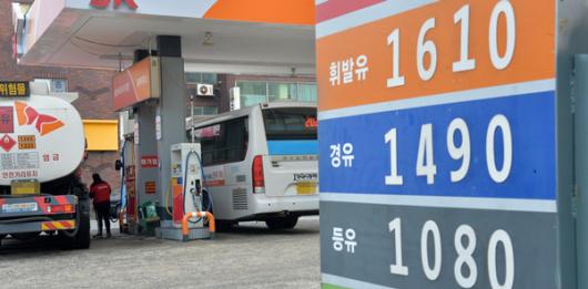 유류세 인하 첫날… 가격 내린 주유소 북적