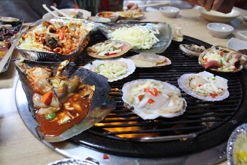 겨울바다의 성지, 을왕리에서 즐기는 회와 탕·구이 맛집 ‘와라와라조개구이’