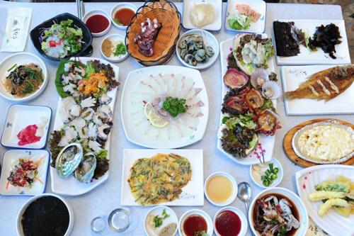 미세먼지 피해 주말엔 거제도로… 서민갑부 출연 물회 맛집 ‘강성횟집’