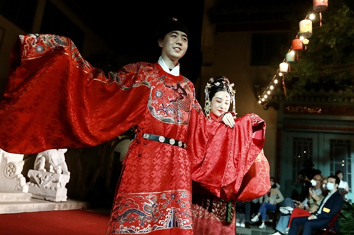 중국, 추석 연휴 맞아 전통 의상 인기