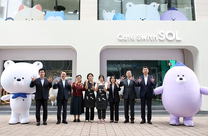 신한은행, 카페스윗 쏠 명동점 오픈...청각장애인 일자리 창출