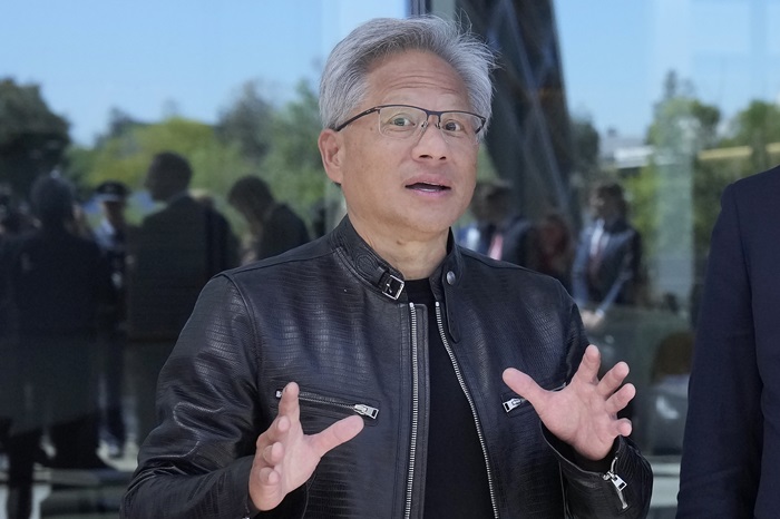 'AI 대부' 엔비디아 젠슨 황 CEO, 대만 도착