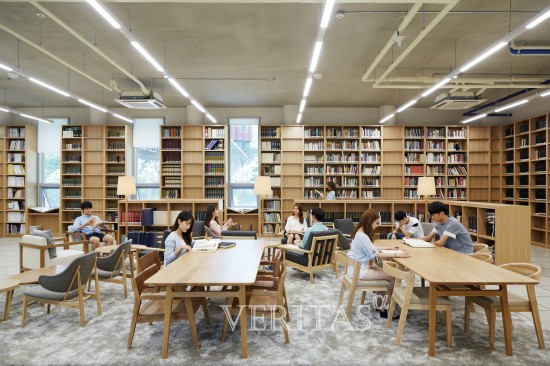 [포토] 예술도 융합, 서가로 가득찬 서울대 예술복합교육 연구동