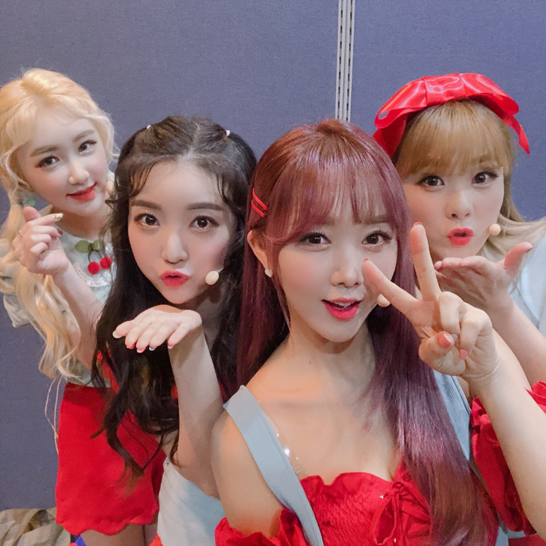 걸그룹 헤이걸스, 매력 터지는 대기실 인증샷 깜짝 공개