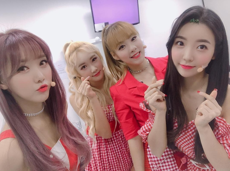 걸그룹 헤이걸스, 상큼+러블리 매력 터지는 대기실 인증샷 공개! 