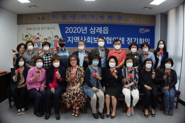 어르신 가슴에 카네이션이 피었습니다