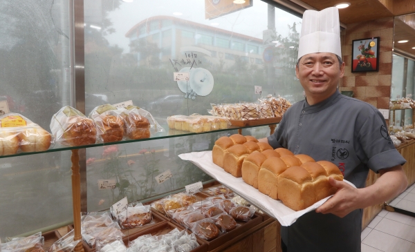 26년간 당일 만든 빵 판매 원칙 고수한 중노송동 빵아저씨