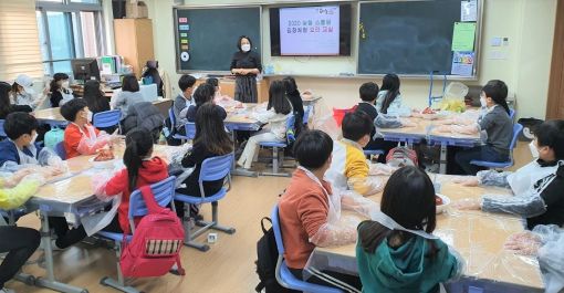 전북농협, 화정초 김장담그기 체험