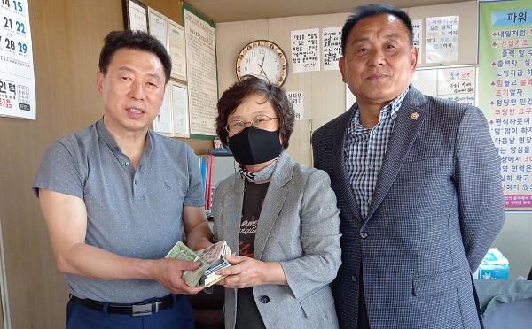 파워철거인력공사, 전주 다온복지센터에 저금통 전달