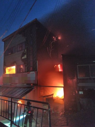 군산 한 건어물젓갈수산판매점 건물에서 불··9천만원 재산피해