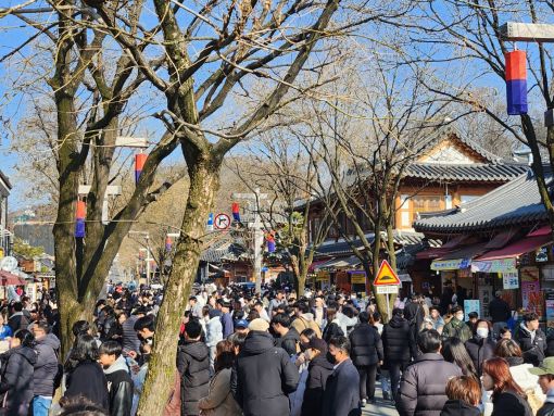 많이 춥지 않아서 다행이에요…주말 전주 한옥마을 관광객 북적