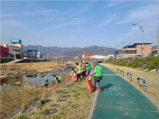 장계농협·농협장수군지부, 장계천 산책로 환경정화 봉사활동