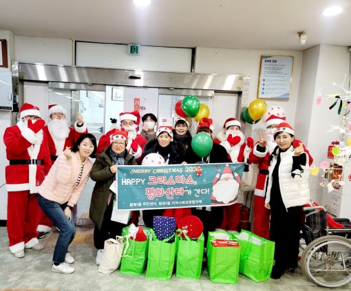 전주시 평화1동 지사협, 산타로 깜짝 변신! 훈훈함 전달하다