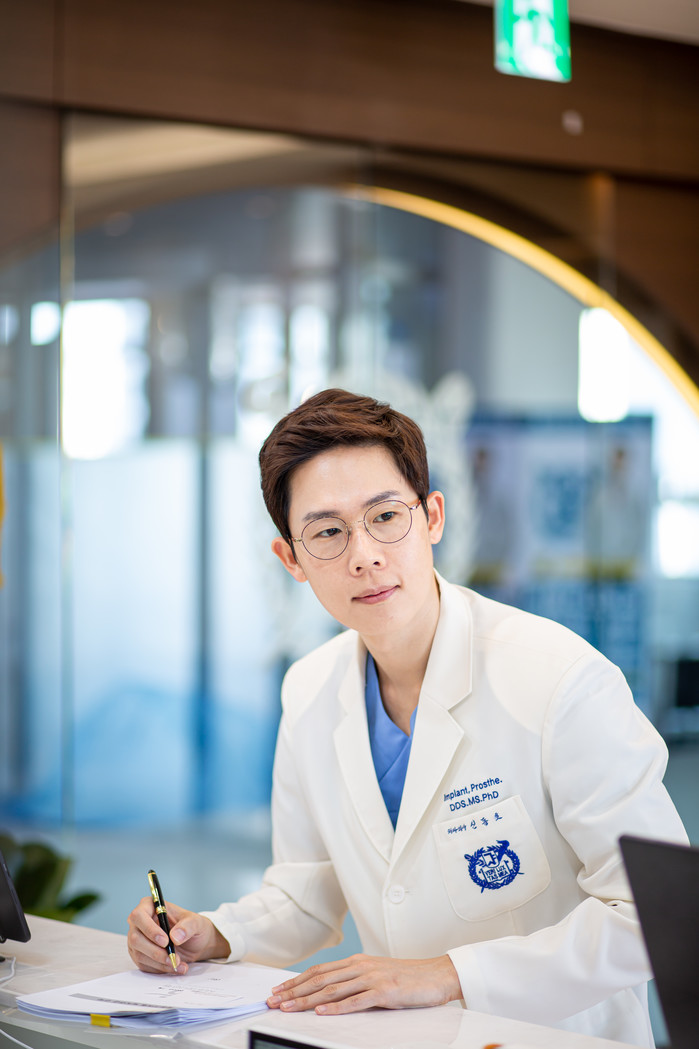 [신동호 원장 건강칼럼] 치과 치료에 대한 공포증, 수면임플란트 치료로 부담 없이 진행