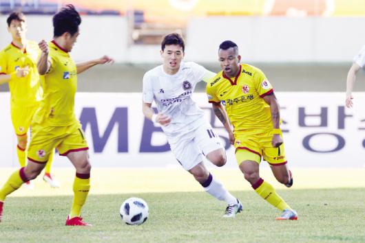 ‘사령탑 데뷔전’…광주FC , 홈 개막전 아쉬운 무승부