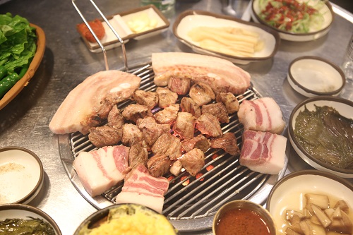 제주 협재해수욕장 맛집 홍돈...육즙이 흐르는 예술의 맛 흑돼지 맛집