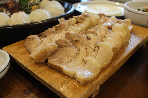 제주도 섭지코지 맛집 옛날옛적, 제주 별미 돔베고기 제공