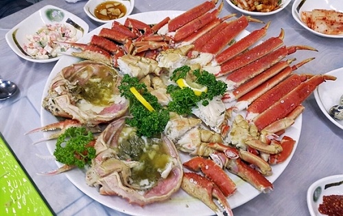 속초 동명항 맛집 미남포차, 대게 찜·홍게 회 무침 신선한 먹거리 제공