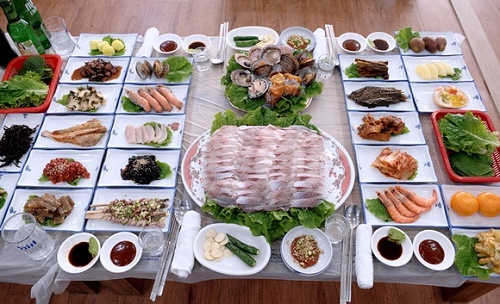 여수 맛집 섬마을 횟집, 해녀들이 직접 채취한 해산물과 자연산 횟감 제공