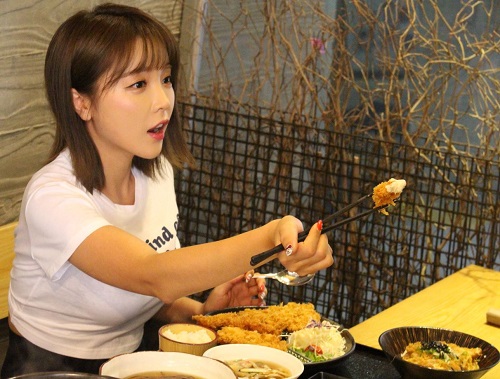 홍진영, 돈까스 하루엔소쿠에서 인터뷰 후 엄지척