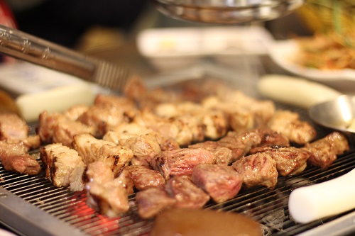 다채로운 메뉴와 넓은 인테리어 갖춘 신당역 맛집 화돈가, 회식장소로 적합해