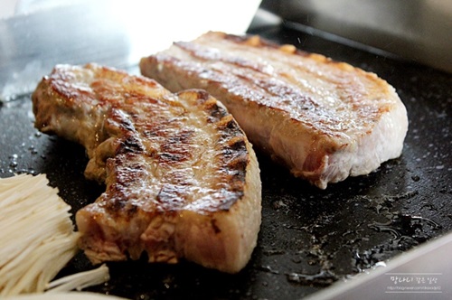 상암동 맛집 삼곱식당 , 360시간 숙성시킨 삼겹살과 푸짐한 곱창 제공