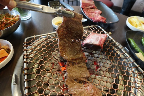 강릉 경포대 맛집 풍년갈비, 비장참숯 사용한 수제 생갈비 제공