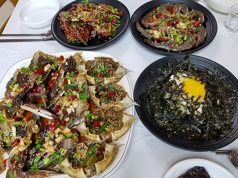 여주 맛집 꽃게마을, 아울렛 방문 피서객 발길 사로잡아