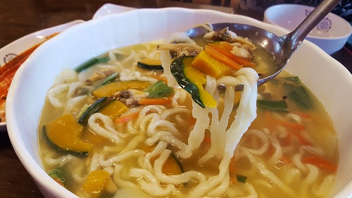 색다른 단호박·바지락 칼국수로 대부도 맛집 등극한 유가네 칼국수