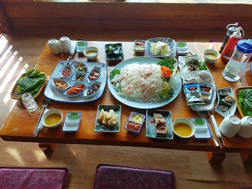 서귀포 중문관광단지 맛집 대포동산 횟집 10여가지 푸짐한 밑반찬 준비돼