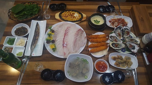 경기대횟집 회뜨는 킹콩, 신선한 회와 다양한 스끼다시 제공