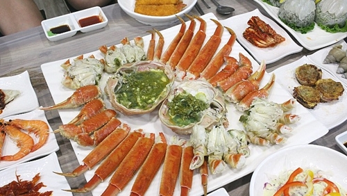 속초 여행, 대게 찜·라면 등 맛집서 다양한 음식 맛볼 수 있어 