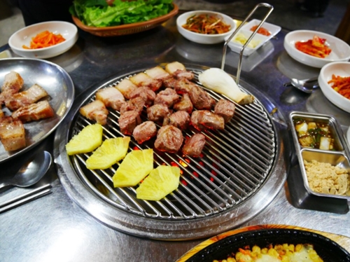 연탄불에 1차 초벌로 식감을 살린 제주도 서귀포 흑돼지 맛집 돈스타