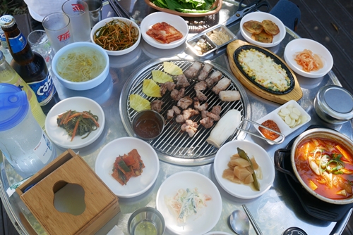 연탄불에 초벌한 제주도 서귀포 흑돼지 맛집 돈스타, 정겨운 인테리어까지 돋보여