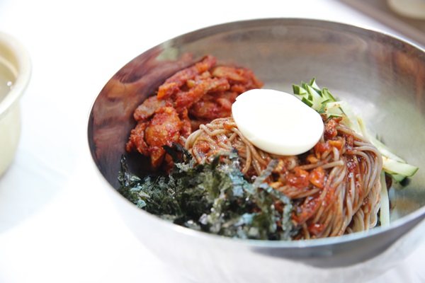 속초 맛집 김삿갓막국수, 현지식 명태회막국수에 수육까지 즐길 수 있어