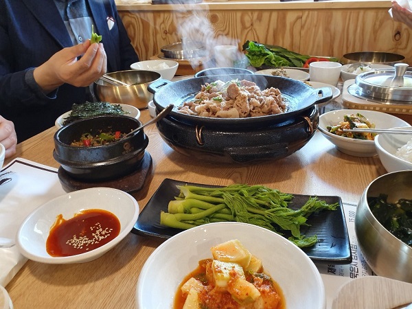 여주 한식 맛집 설원 다식, 전통 맛 구현한 우렁쌈밥·묵은지 김치찜 눈길…청정재료 사용으로 건강하게